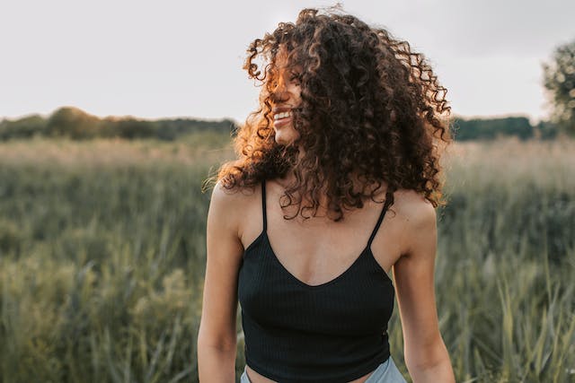 Comment gérer les cheveux frisés au quotidien
